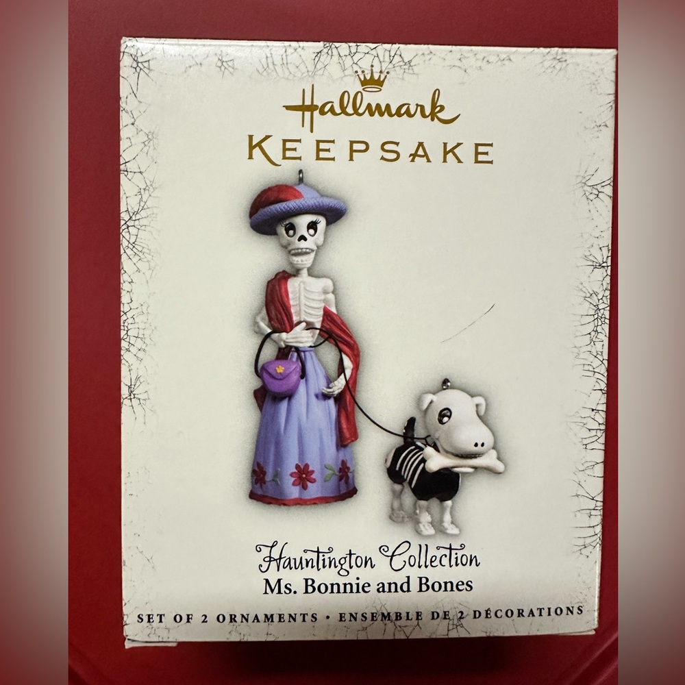 Hallmark keepsake ornament - Huntington collect Ms Bonnie and Bones